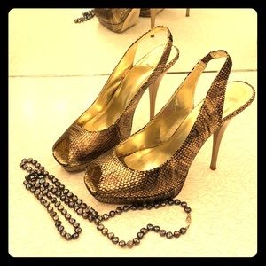 Divine Bakers Sassy Gold Tone Textured Heels❤️👌